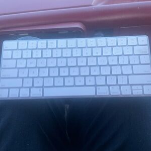 Apple Slim White Bluetooth Keyboard